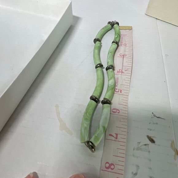 Vintage faux jade acrylic/metal necklace - Picture 4 of 9